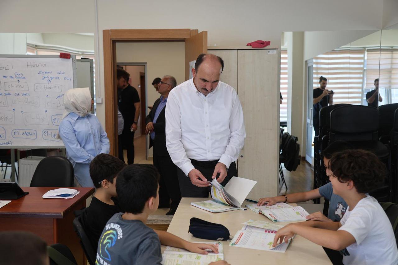 Konya Büyükşehir Belediye Başkanı Uğur İbrahim Altay, öğrencileri ziyaret etti.