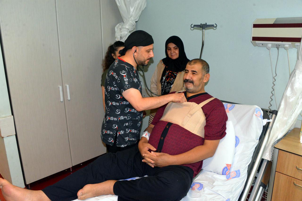 Doç. Dr. Mehmet Kirişci ameliyat sonrası hastasını muayene ediyor.
