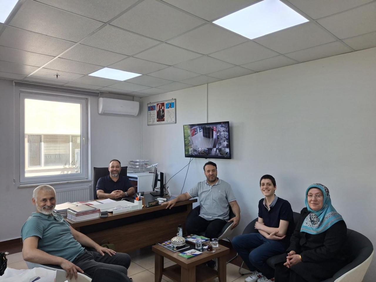 Yılmaz, kendisine verilen hediye çekini Yetim Vakfı'na bağışladı. 