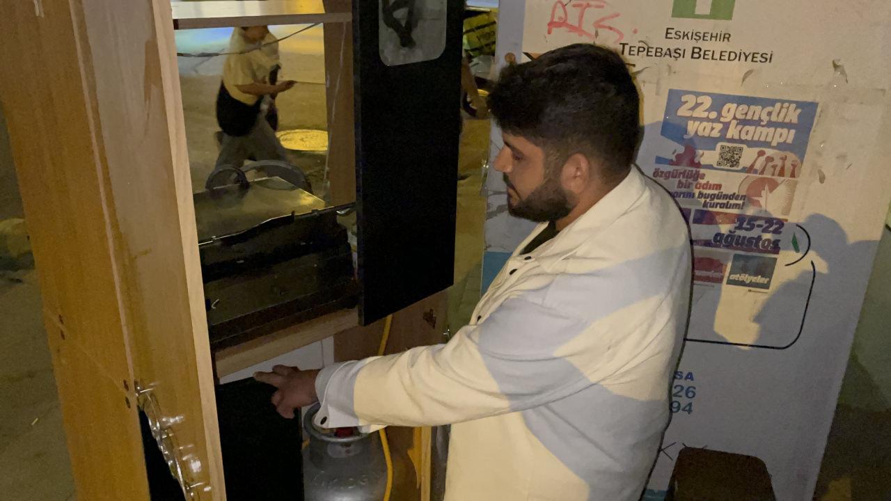 İki arkadaş tost yaparak cep harçlıklarını çıkartıyorlar.