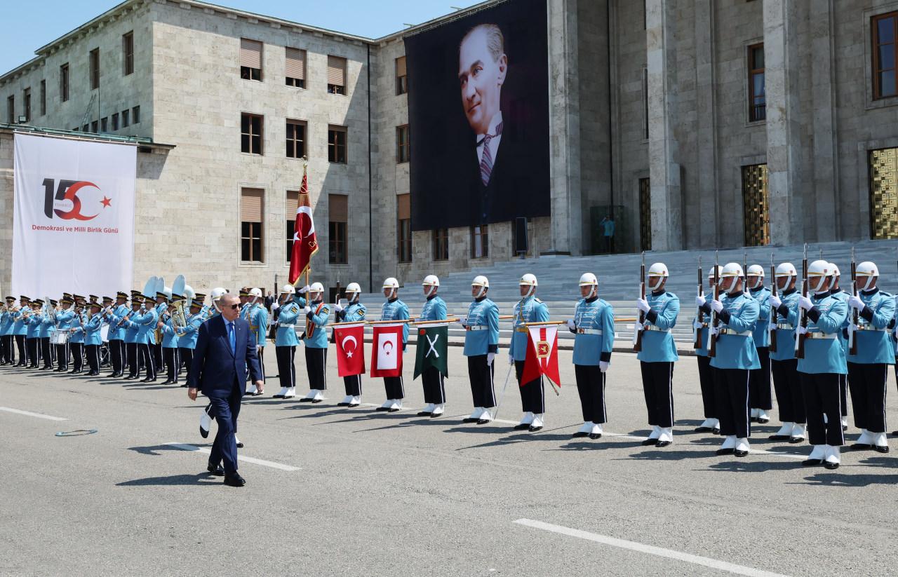 Cumhurbaşkanı Recep Tayyip Erdoğan, TBMM'de düzenlenen 15 Temmuz Demokrasi ve Milli Birlik Günü anma programına katıldı.