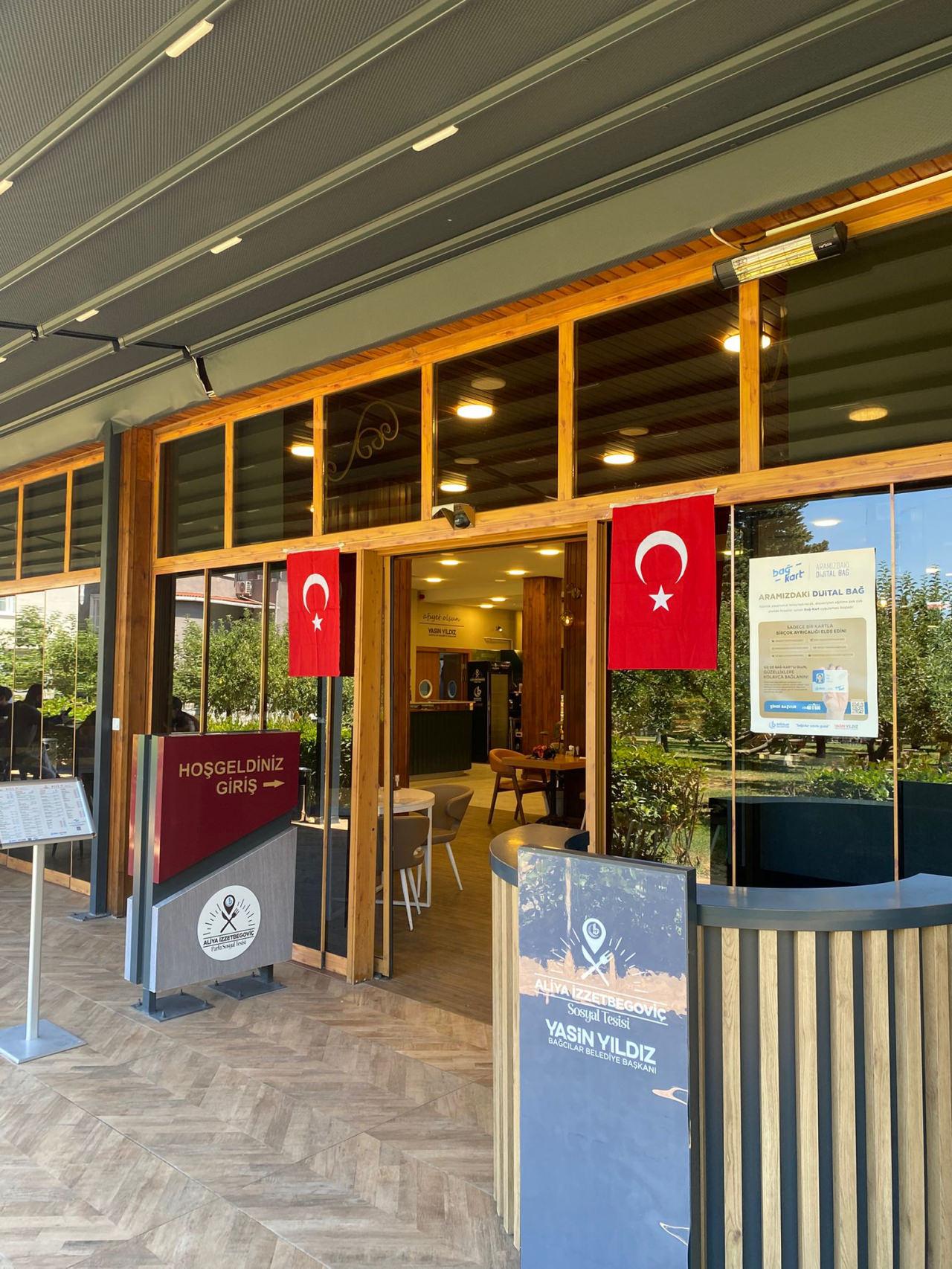 İş yeri ve dükkanlar Türk bayrağı ile süslendi. 