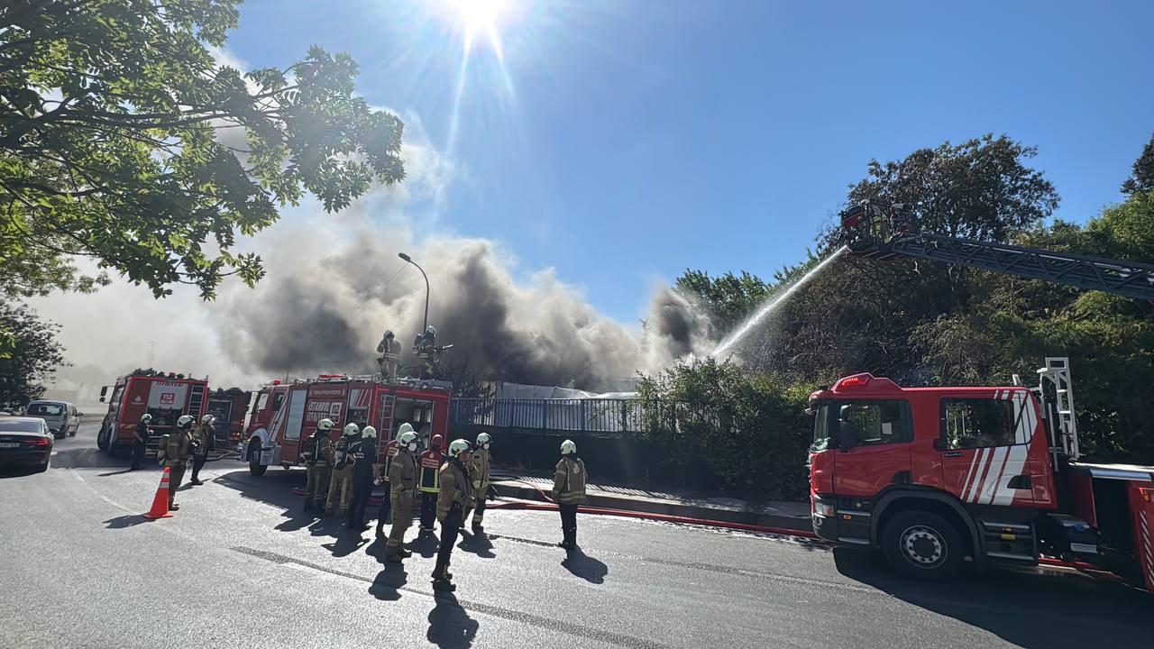 Pendik'te İstanbul Su ve Kanalizasyon İdaresine (İSKİ) ait arıtma tesisinde çıkan yangına itfaiye ekiplerince müdahale ediliyor.