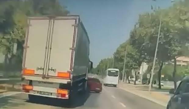 Bursa’da şok kaza: Otomobil, az kalsın tırın altına giriyordu 