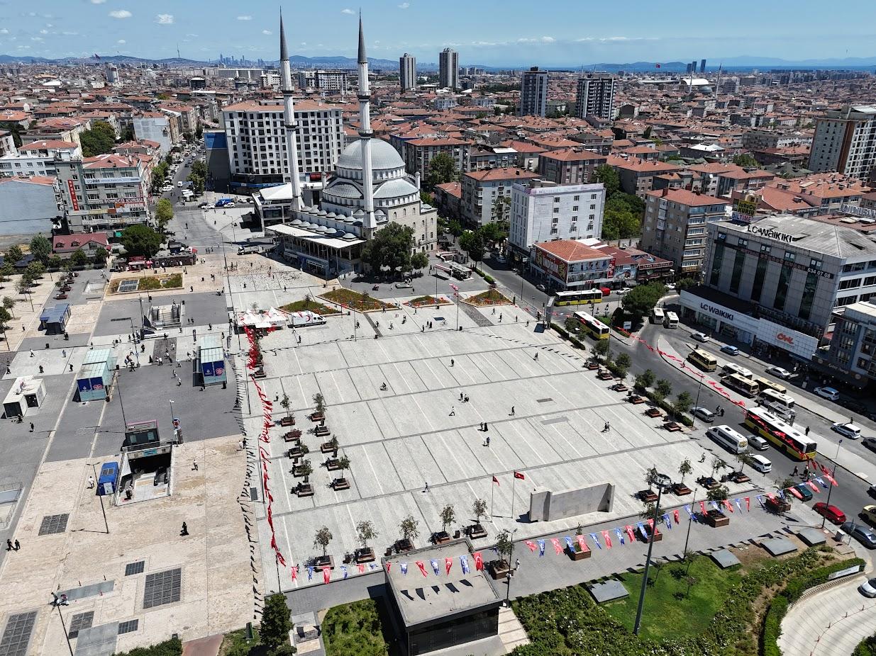 Bağcılar meydan Cumhurbaşkanı Erdoğan'ın çağrısının ardından Türk bayrakları ile süslendi. 