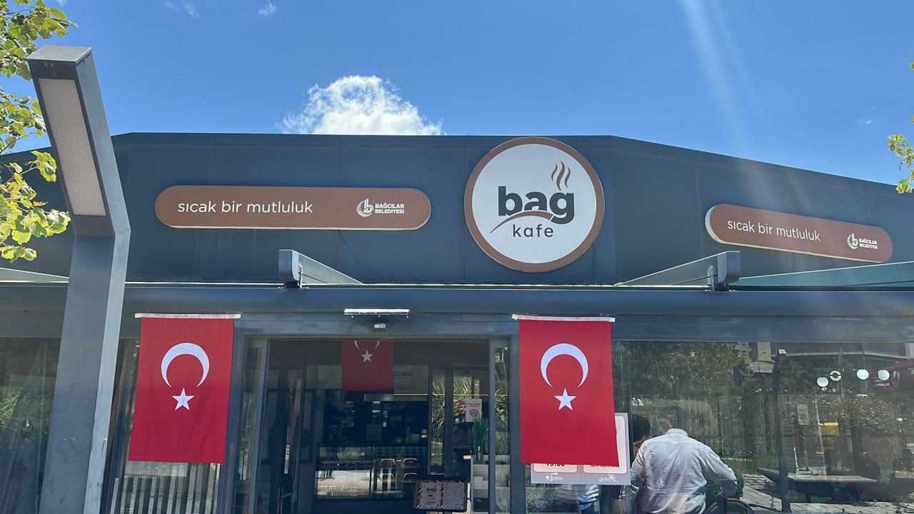 Kafe girişlerine Türk bayrağı asıldı.