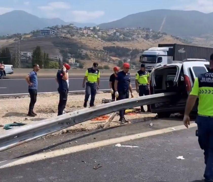 Kazada otomobil bariyere adeta ok gibi saplandı. 