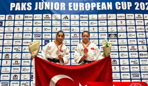 Genç sporcular Avrupa'nın göbeğinde kürsüye çıktı