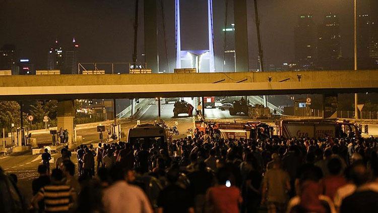 15 Temmuz 2016'da o günkü adı Boğaziçi Köprüsü'nü kapatan darbeci askerlere karşı duran halk...