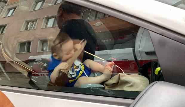 Korku dolu anlar: 9 aylık bebek otomobilde mahsur kaldı