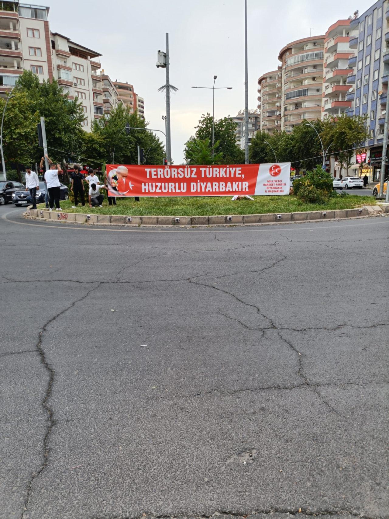 MHP'nin astığı pankartlar