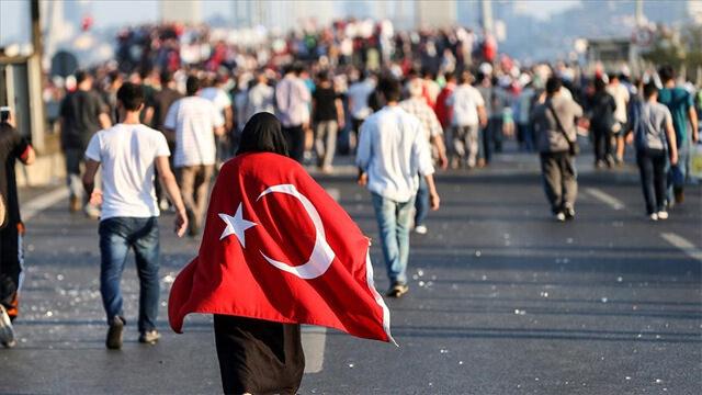 15 Temmuz Şehitler Köprüsünde sırtında bayrak ile yürüyen bir kişi