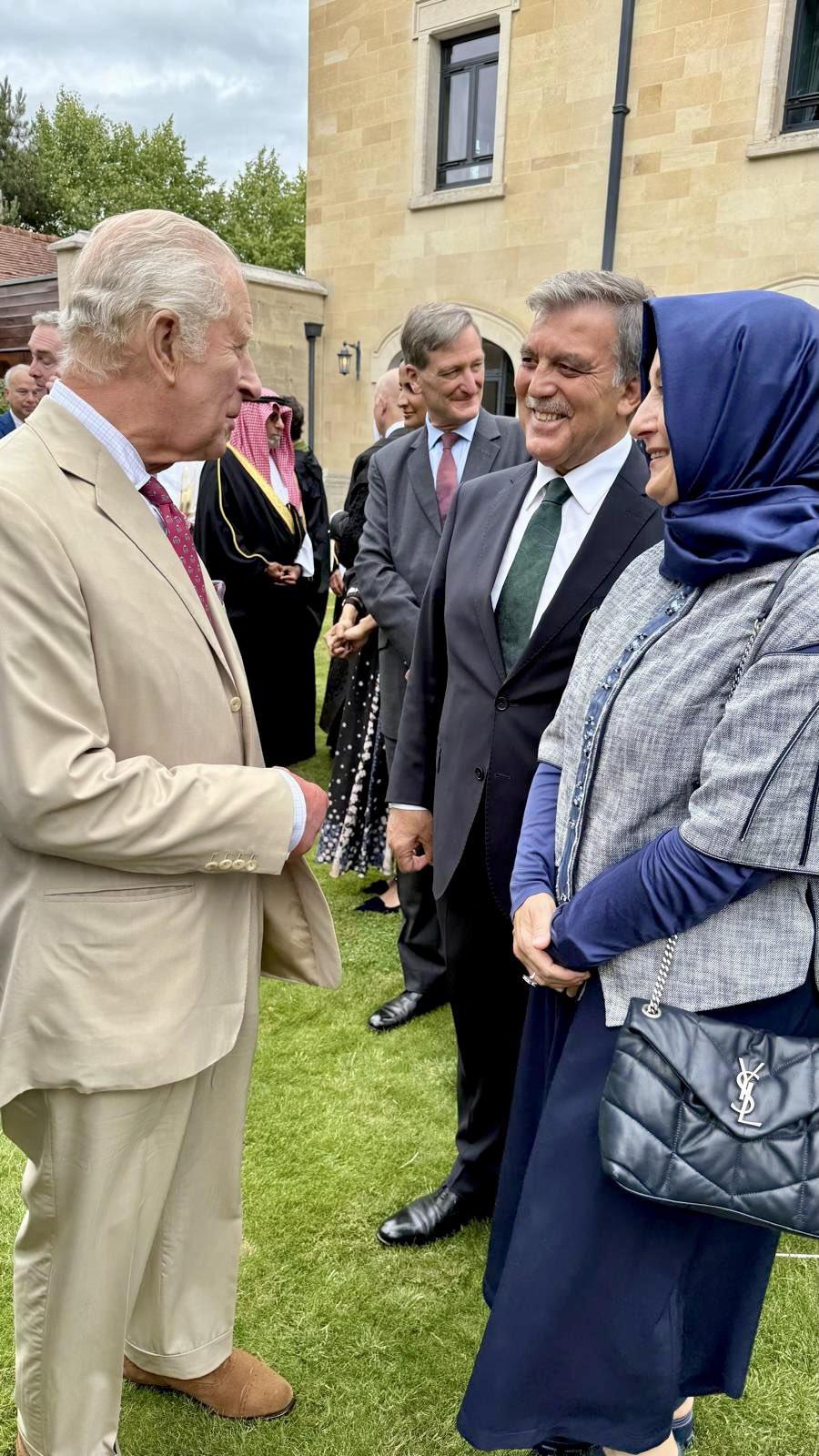 Abdullah Gül ve eşinin Kral Charles ile sohbet etmesi