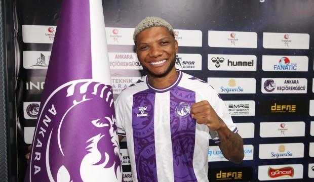 S&uuml;per Lig'i kasıp kavuruyordu, 53 golde adı vardı: 37 yaşında 1. Lig ekibine imza attı