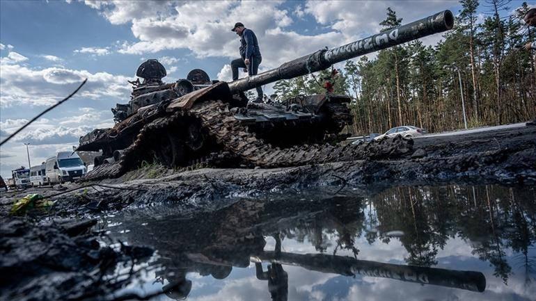 Rusya-Ukrayna savaşından tankın vurulduğu bir görüntü