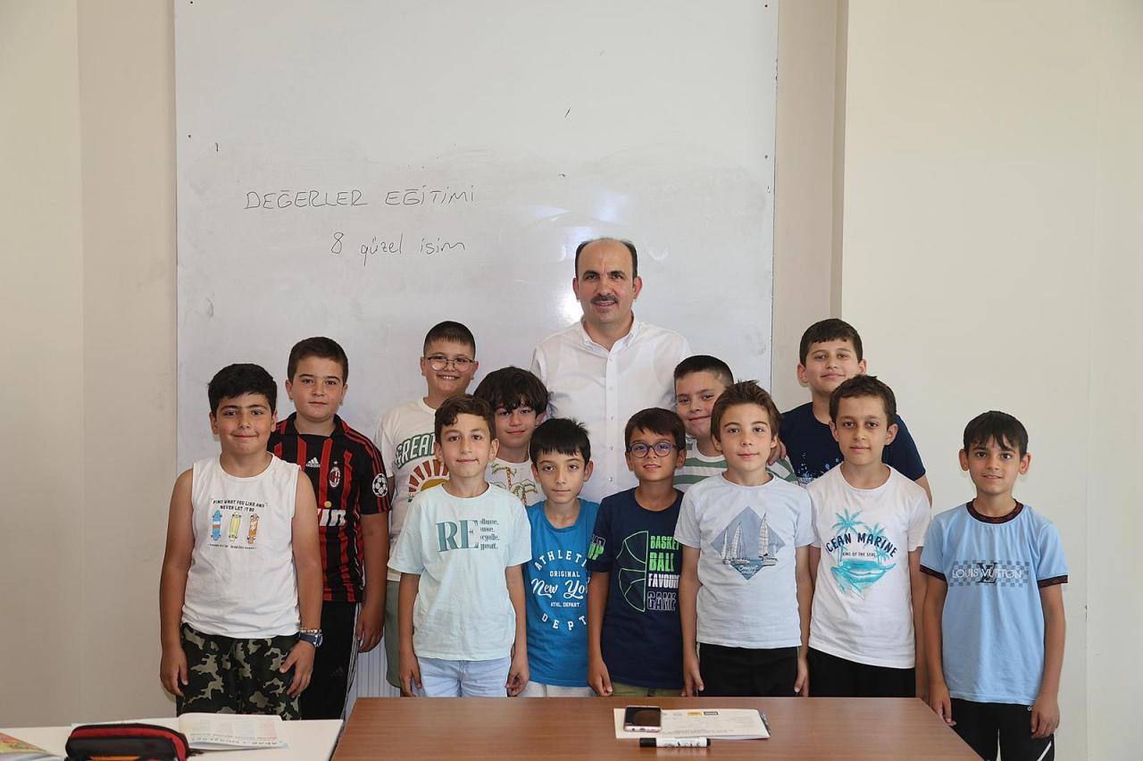Başkan Altay ve Genç KOMEK Yaz Okulu’na katılan çocuklar.
