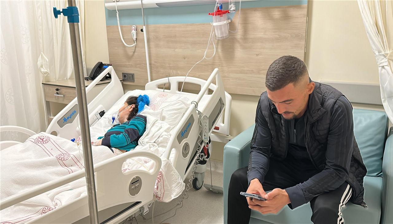 Gözlerini kaybeden kadın, hastanede tedavi altında.