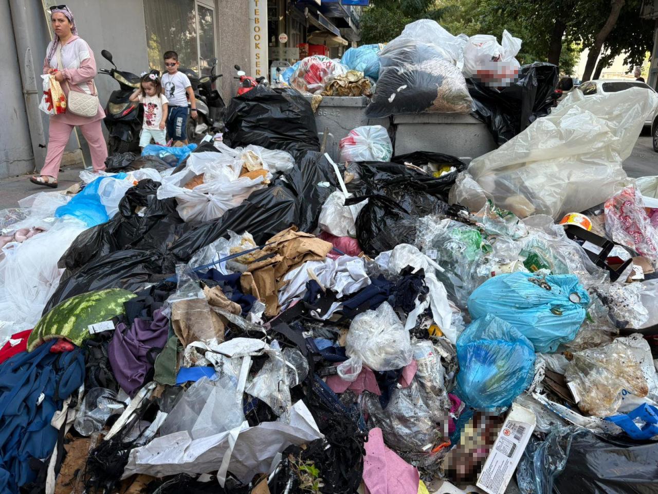Vatandaşlar, sokaklardaki toplanmayan çöpler nedeniyle belediyeye tepki gösterdi. 