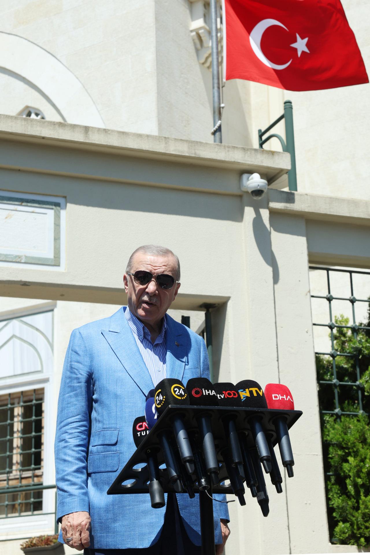 Cumhurbaşkanı Recep Tayyip Erdoğan, cuma namazını İstanbul'un Üsküdar ilçesindeki Hz. Ali Camisi'nde kıldı. 