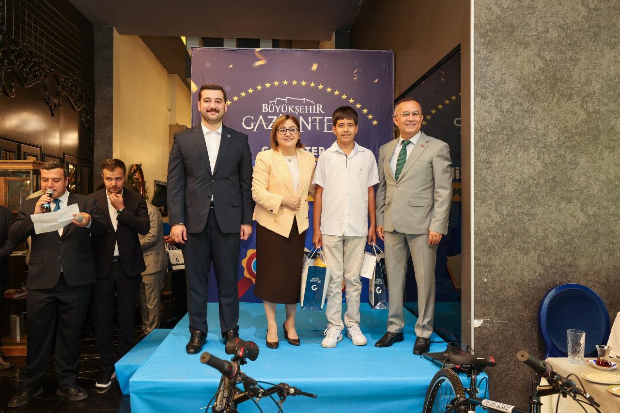Öğrenciler sahneye alınarak tanıtıldı. 