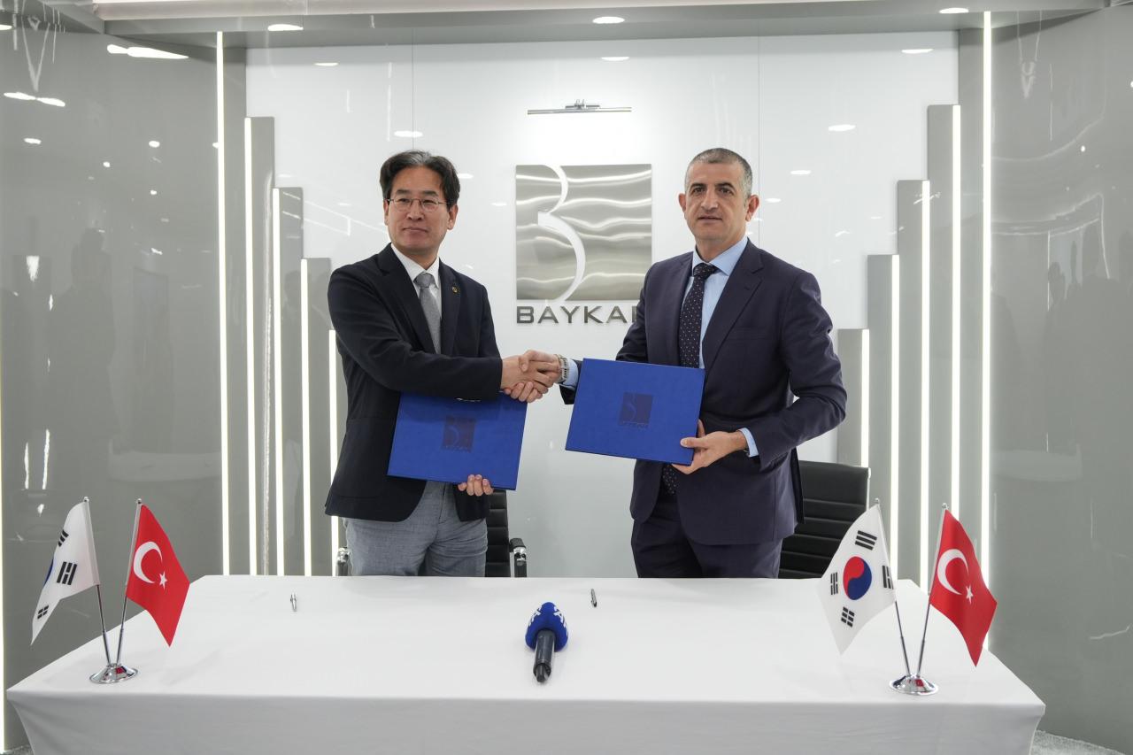 Baykar Genel Müdürü Haluk Bayraktar (sağda) ve Korean Air Genel Müdürü Kh Lee (solda) tarafından imzalandı.