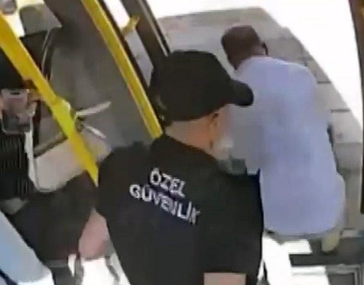 ŞÜPHELİ ŞAHSIN, ÇANTAYA OTOBÜSTEN İNEN ALTIN TOPTANCISINI ADIM ADIM TAKİP ETME ANI