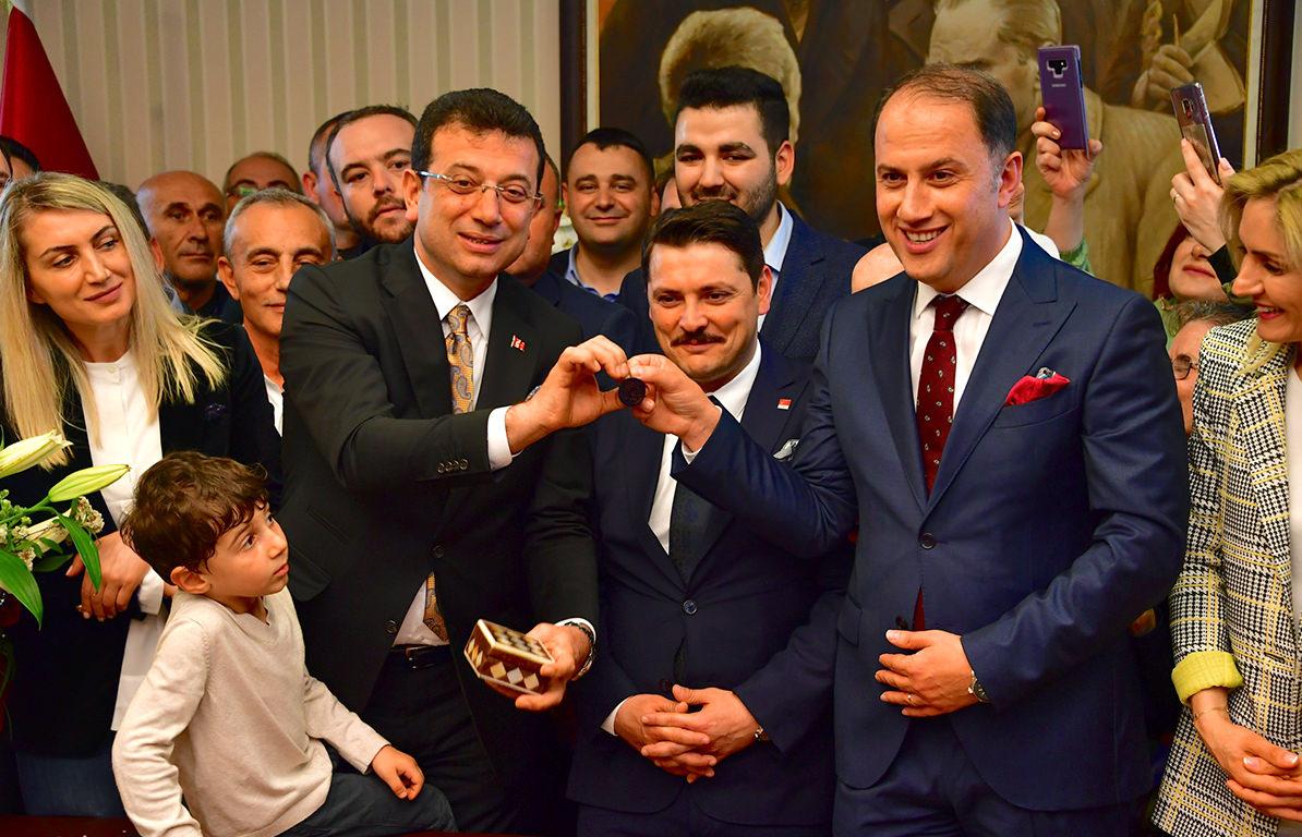 Yolsuzluk soruşturmasında tutuklu yargılanan Ekrem İmamoğlu ile Murat Çalık