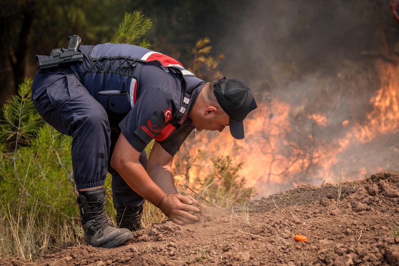 Sakarya'nın Geyve ilçesinde önceki gün ormanlık alanda çıkan ve dün Bilecik tarafına sıçrayan yangının, tedbiren boşaltılan Kazancı köyüne ulaşmaması için yoğun çaba sarf ediliyor.