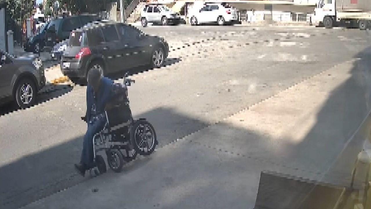 Tekerlekli sandalyenin kaldırımdan düştüğü anlar. 