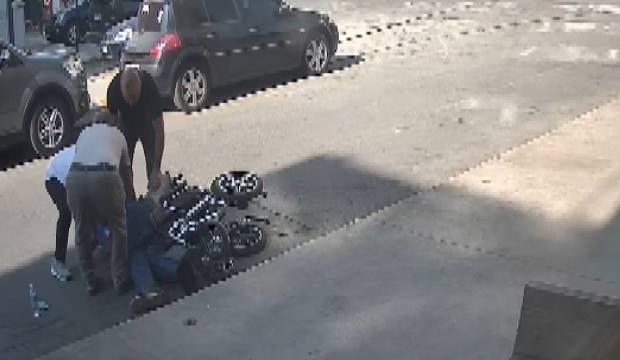 Tekerlekli sandalye ile kaldırımdan düşen engelliye, esnaf yetişti 