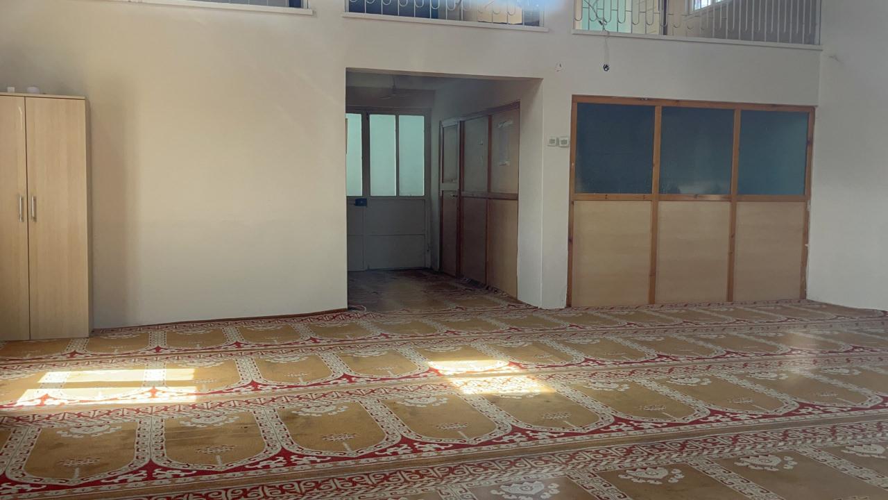 Caminin içinde bulunan eşyalar zarar görmedi. 