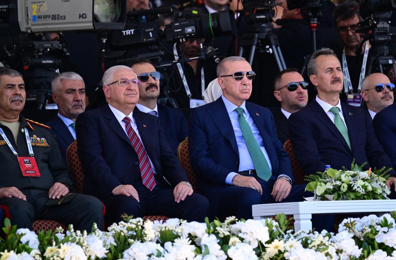 Cumhurbaşkanı Recep Tayyip Erdoğan, Milli Savunma Bakanlığı ev sahipliğinde, Cumhurbaşkanlığı Savunma Sanayii Başkanlığı destekleriyle Türk Silahlı Kuvvetlerini Güçlendirme Vakfı yönetim ve sorumluluğunda; KFA Fuarcılık AŞ organizatörlüğünde düzenlenen 17. Uluslararası Savunma Sanayii Fuarı'na (IDEF 2025) katıldı. 