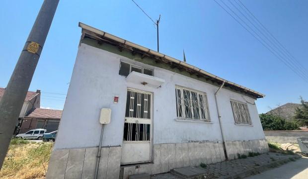 Akıl alır gibi değil! Sahibi ölen eve levye ile girip yerleştiler