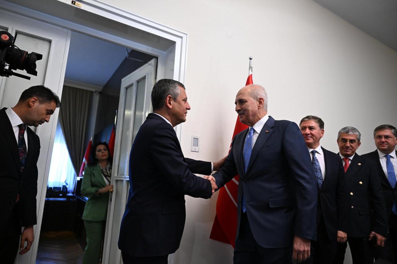 Özgür Özel, Numan Kurtulmuş'u kapıda karşıladı.