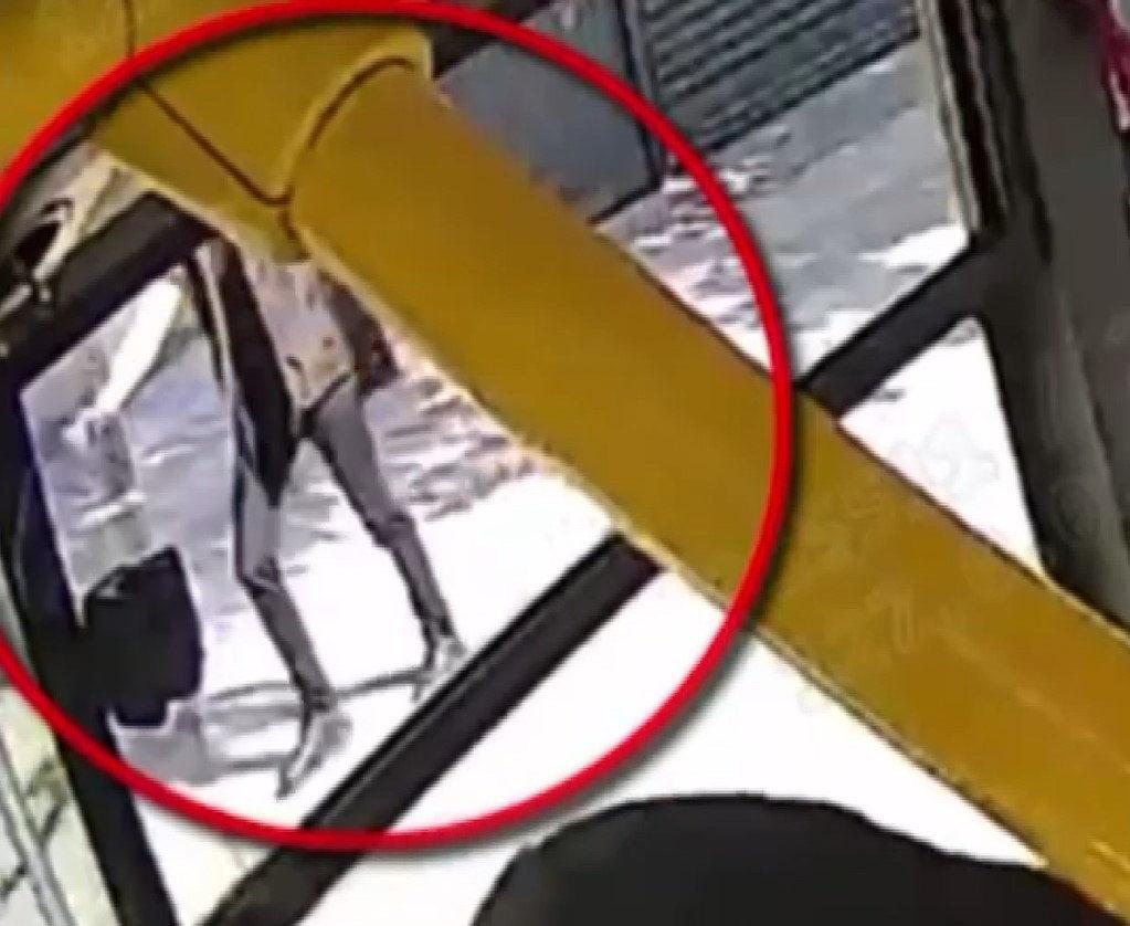 ŞÜPHELİ ŞAHSIN, ÇANTAYLA YÜRÜYEN ALTIN TOPTANCISINA ARKADAN SİLAHLA ATEŞ ETME ANI