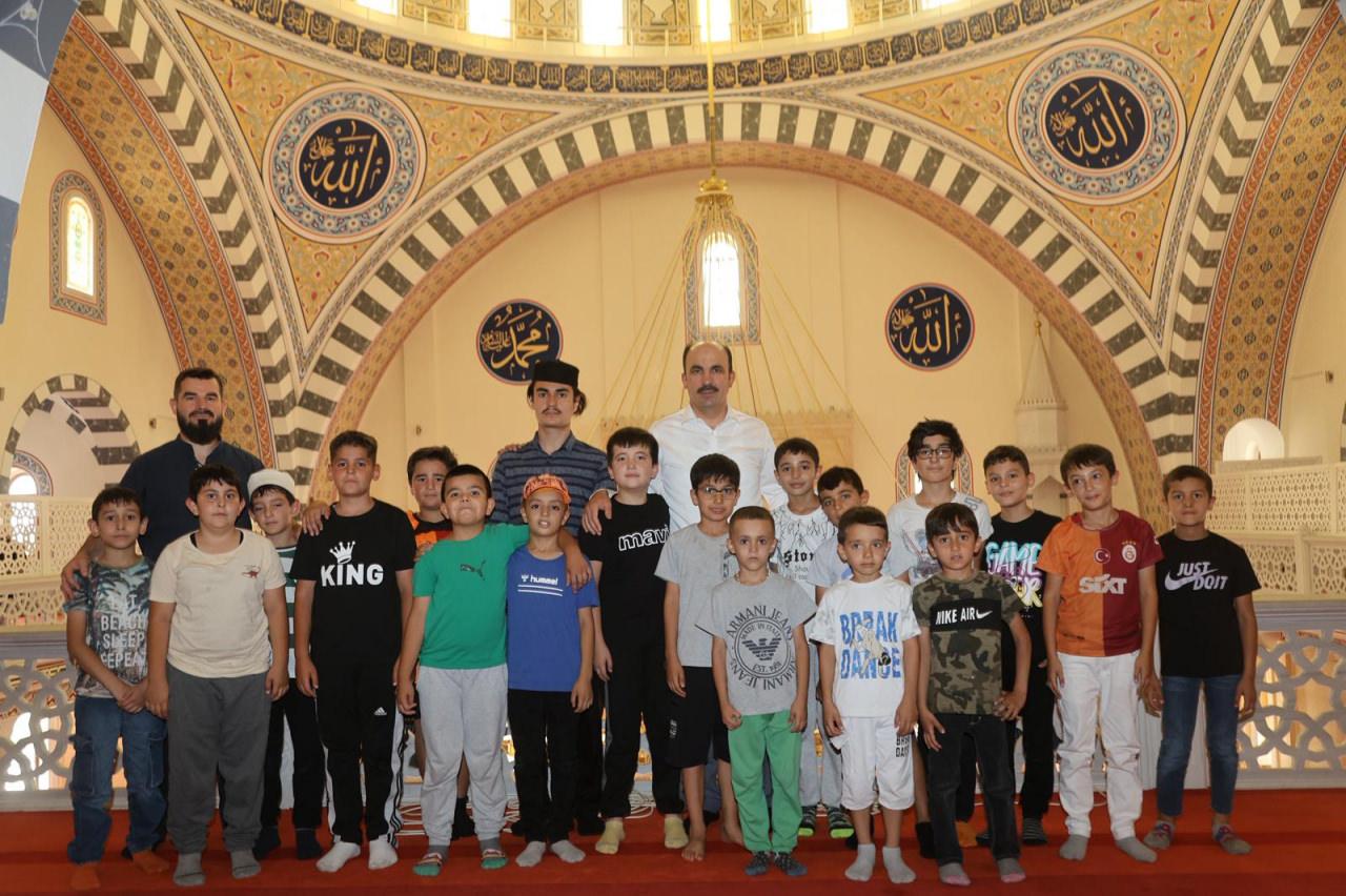 Kursa katılan öğrenciler Başkan Altay ile fotoğraf çektirdi. 
