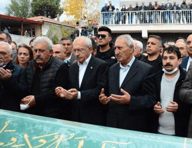 Kemal Kılıçdaroğlu ve ikiz kardeşi Adil Kılıçdaroğlu, 2022 yılında vefat eden kardeşleri Celal Kılıçdaroğlu'nun cenazesinde
