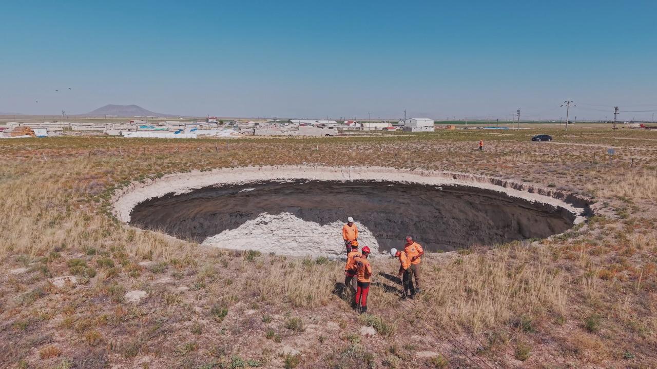 25 metre çapında, 33 metre derinliğindeki İnoba Obruğu. 