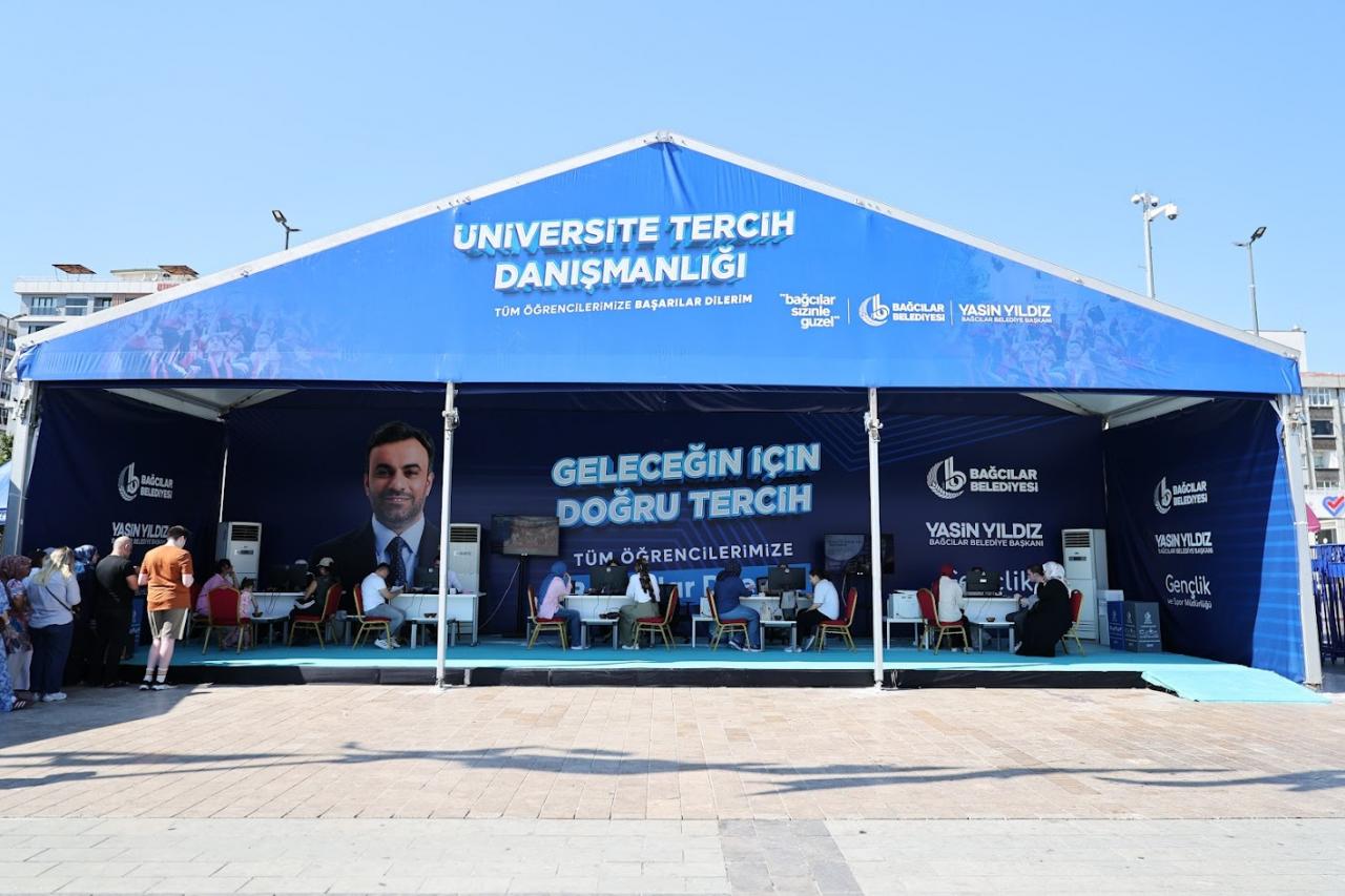 Tercih noktasına gelen üniversite adaylarına ücretsiz danışmanlık yapılıyor. 