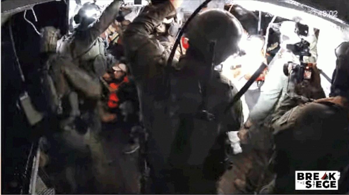 Hanzala gemisine müdahalede bulunan İsrail askerleri