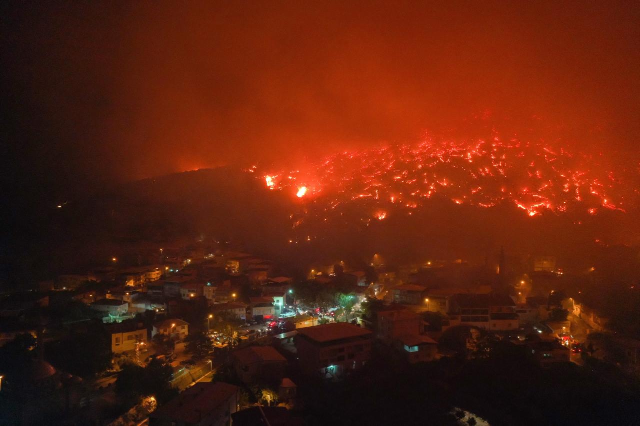 Bursa'nın Gürsu ve Kestel ilçeleri arasındaki ormanlık alanda çıkan yangına müdahale ediliyor.