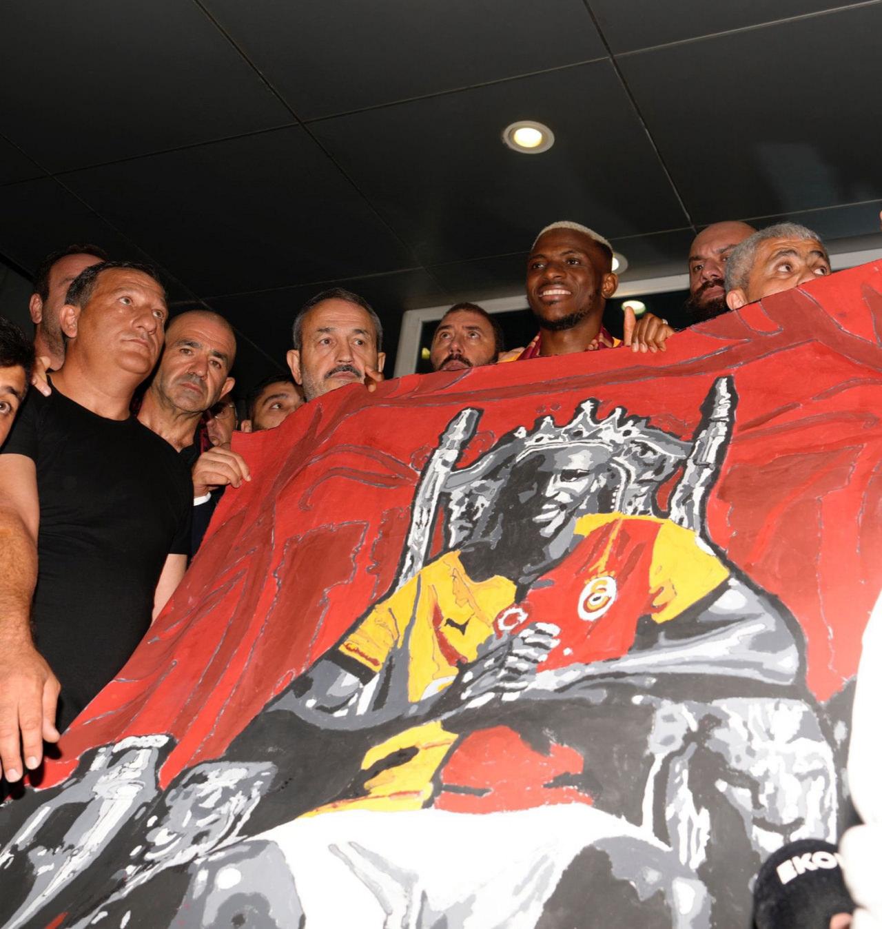 Victor Osimhen Galatasaray taraftarları ile