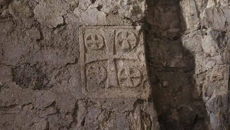 Sivas'ın Hafik ilçesinde yaklaşık iki asırlık geçmişe sahip Surp Garabet Kilisesi, 100 milyon TL'den satışa sunuldu.