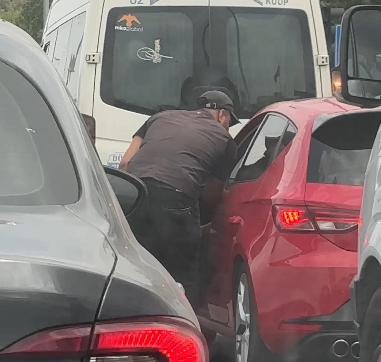 Kırmızı ışıkta cam silenlerden görüntüler