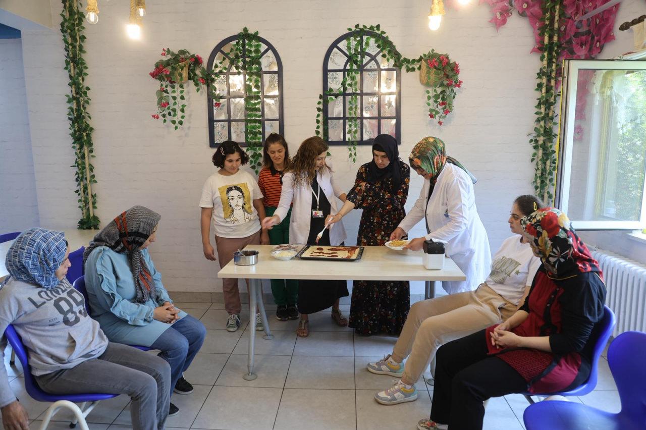 Özel bireyler, yemek yapıyor.