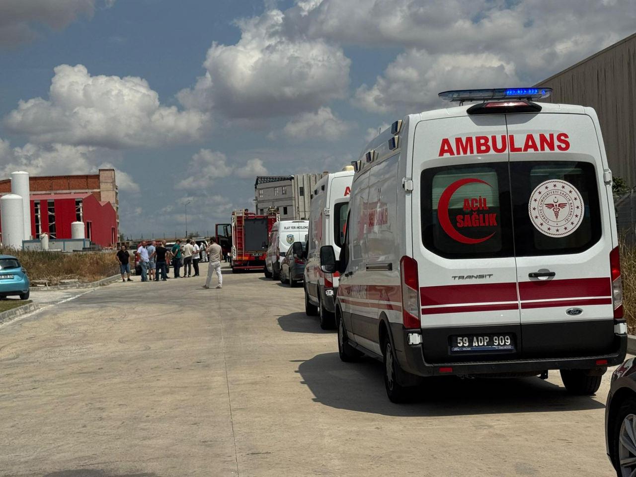 Patlamanın yaşandığı fabrikaya çok sayıda ambulans sevk edildi.