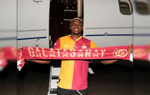 Victor Osimhen uçaktan indiği sırada Galatasaray atkısı ile çekilen bir karesi
