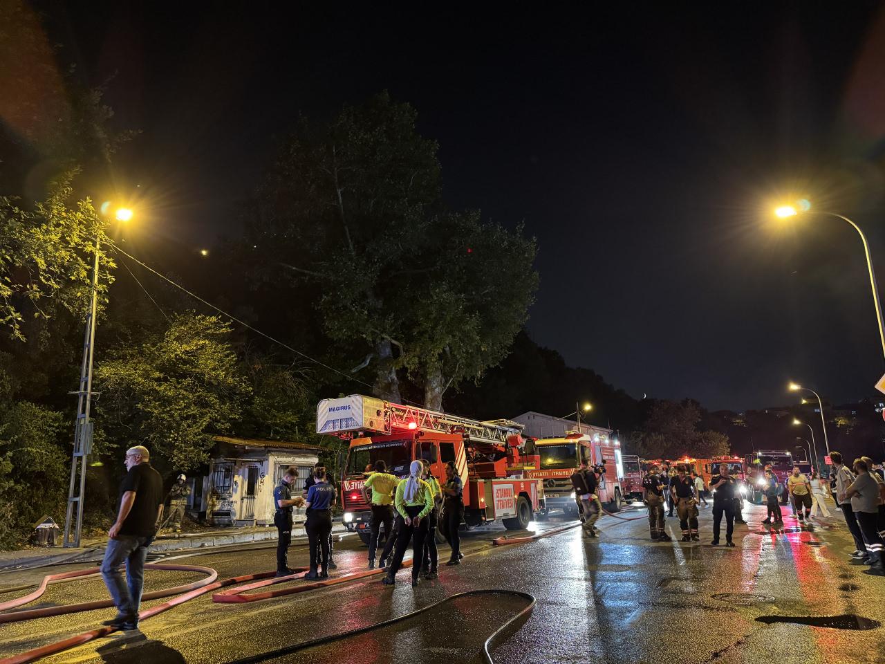 İstanbul, Beykoz'da ormanlık alanda çıkan yangın itfaiye ekiplerinin müdahalesiyle söndürüldü.