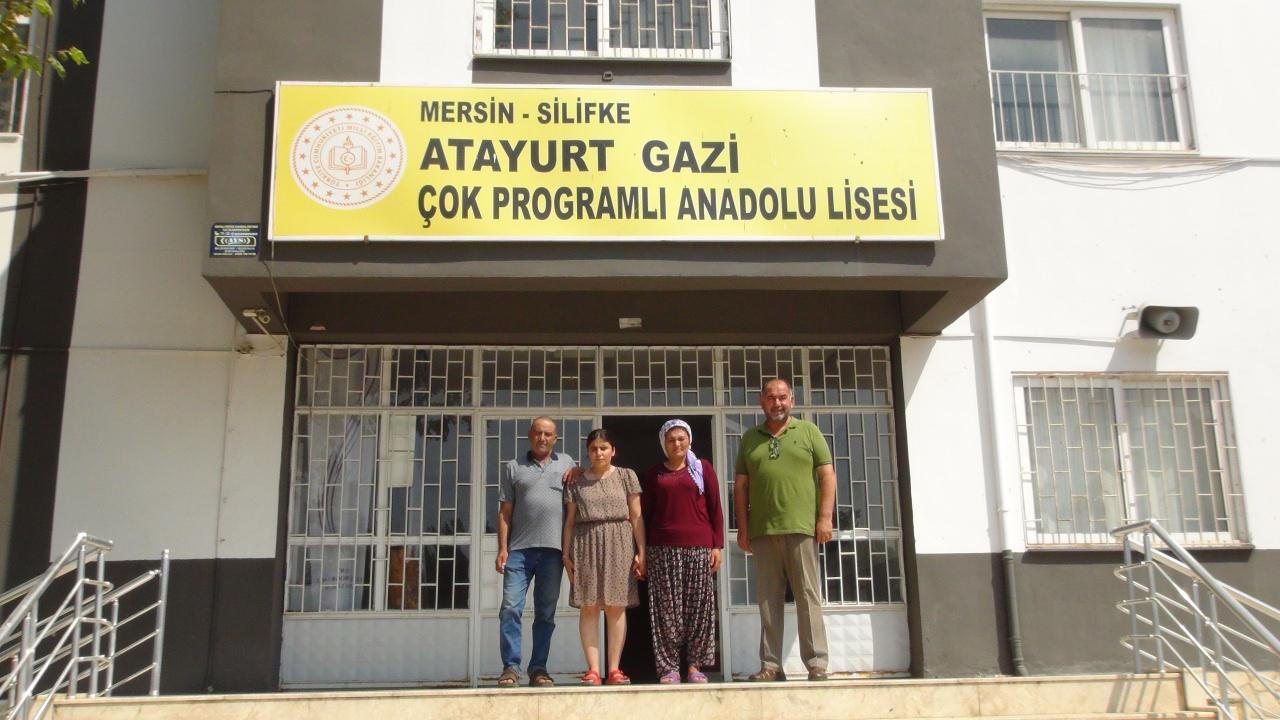 Nazalin Selvi'nin mezun olduğu lise. 