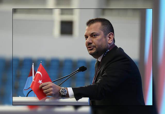 Trabzonspor Başkanı Ertuğrul Doğan, kürsüde konuşma yaparken
